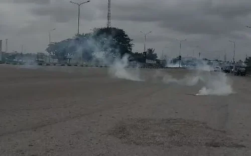 Police fire teargas to disperse #EndSARS memorial at Lekki Toll Gate