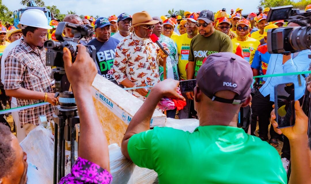 Deputy Speaker Kalu Flags Off Renewed Hope Light Up Project, Distributes Solar Lights to 42,000 Households, 26 Transformers in Bende – THISDAYLIVE