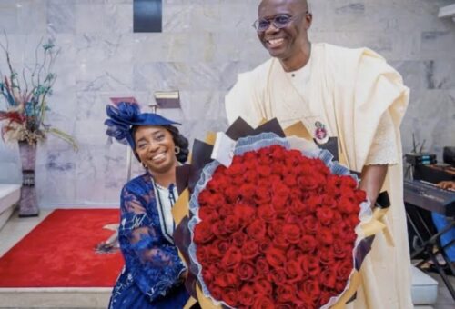 Sanwo-Olu Surprises Wife With Flowers, Shares Kiss At Women’s Conference